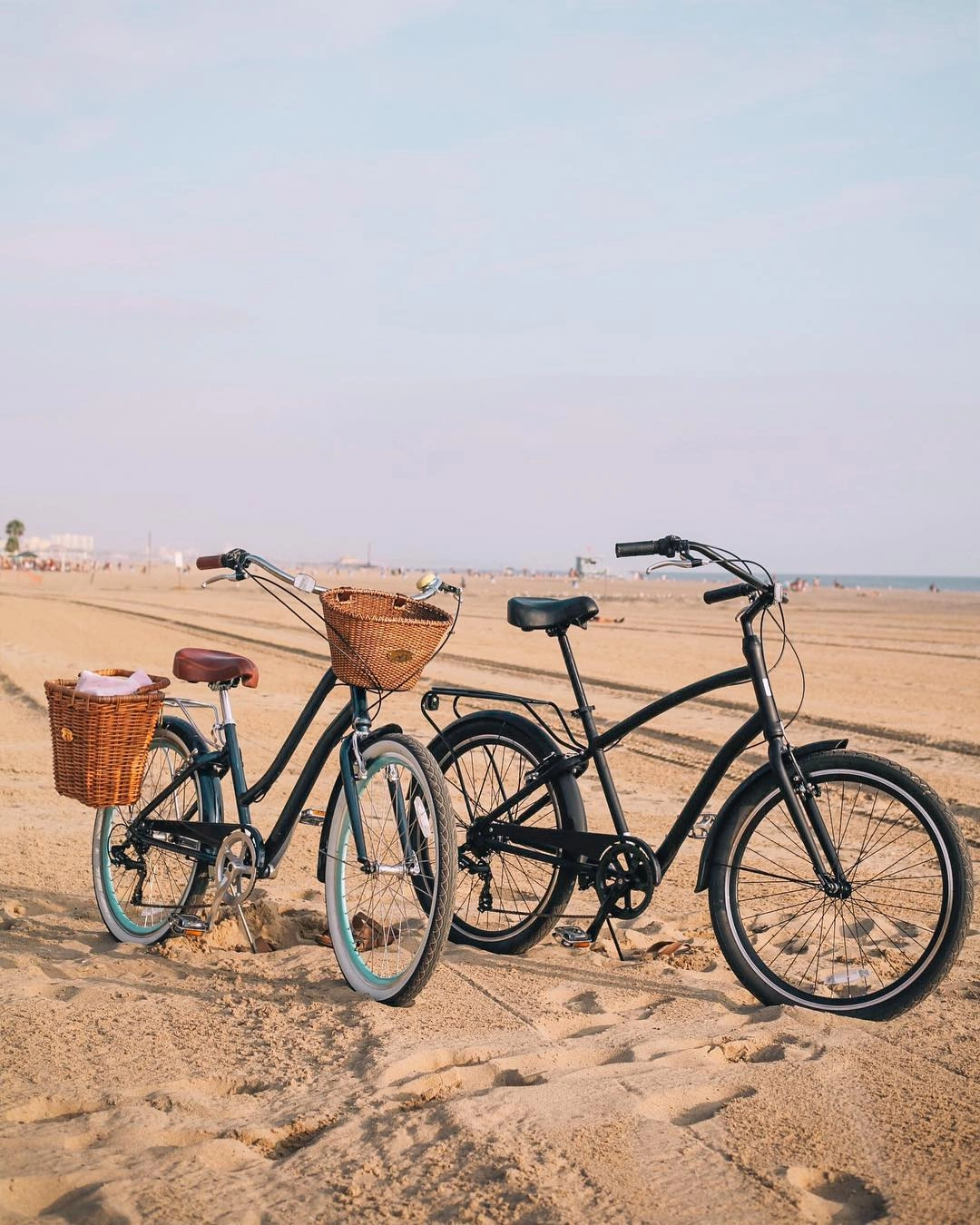 sixthreezero EVRYjourney Men's w/ Integrated Lock 26" 7-Speed Sport Hybrid Cruiser Bicycle