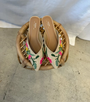 Soda Poise Flat Floral Mule